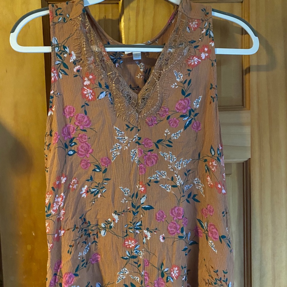 Small floral tank top with lace
